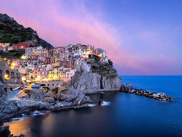 manarola vista al tramonto  - manarola foto e immagini stock