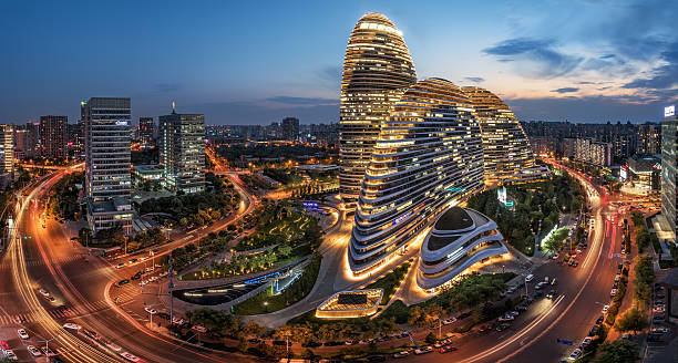 a cidade chinesa e o famoso edifício de referência, a noite de wangjing soho. - pequim - fotografias e filmes do acervo