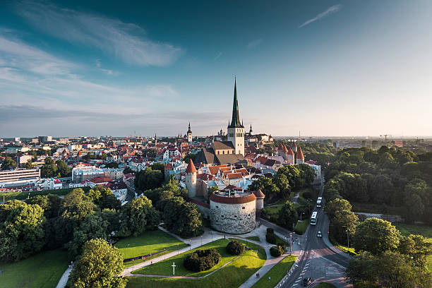 vue aérienne de la vieille ville de tallinn, estonie - estonia photos et images de collection