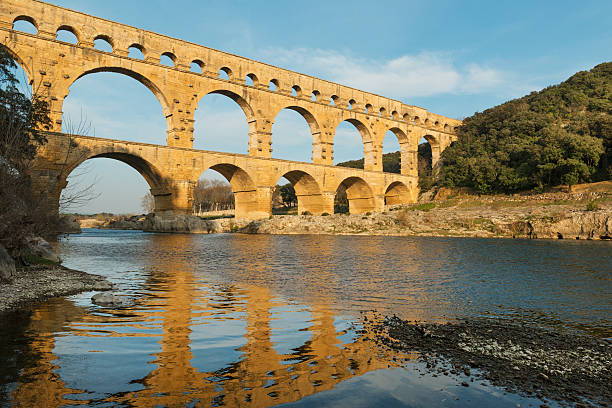 pont du gard ao pôr do sol - aqueduct roman ancient rome pont du gard - fotografias e filmes do acervo