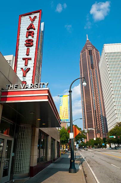 o varsity em atlanta, geórgia - bank of america plaza - fotografias e filmes do acervo