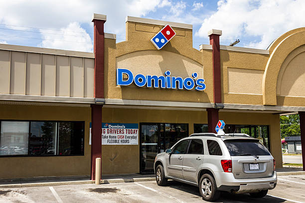 domino's pizza carryout ristorante iii - dominos pizza foto e immagini stock