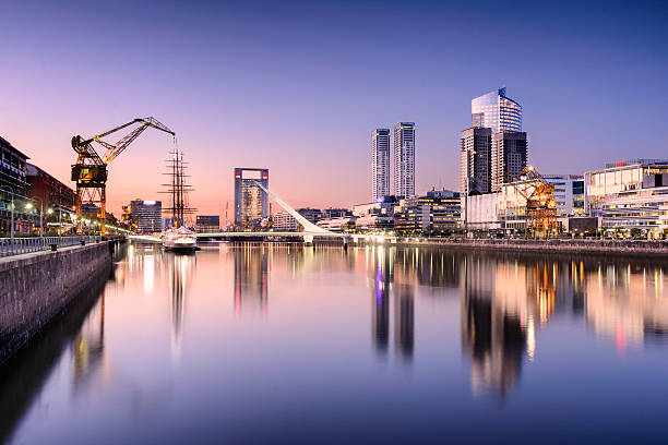 puerto madero - buenos aires stockfoto's en -beelden