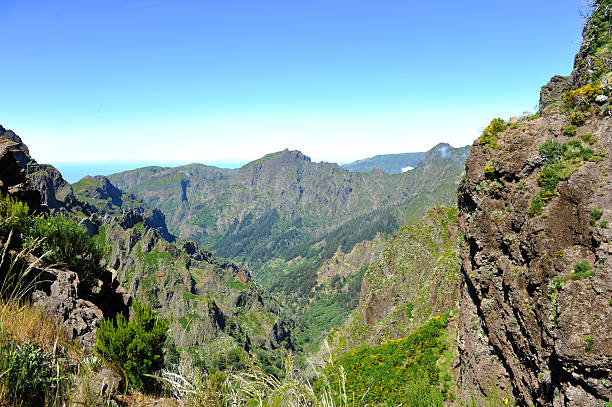 istock Between Pico do Arieiro and Pico Ruivo - Madeira 585600414