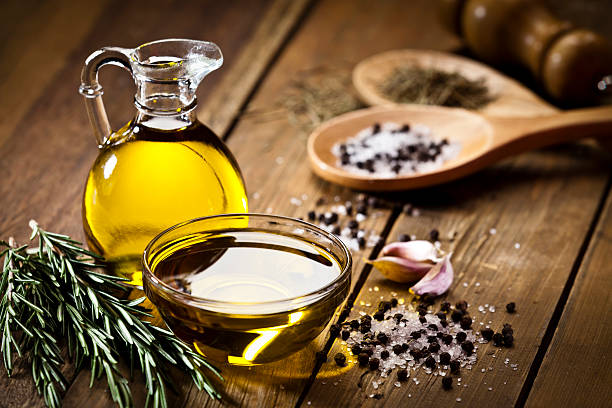 saborizante: aceite de oliva, ajo, pimienta, sal y romero - aceite de oliva fotografías e imágenes de stock