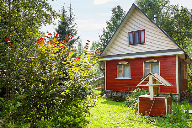 よくカントリーコテージの緑の裏庭 - red cottage small house ストックフォトと画像