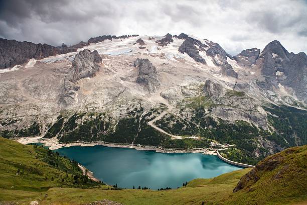 nort rosto do monte mmarmolada com lago di fedaia - lake mountain north tirol austria - fotografias e filmes do acervo