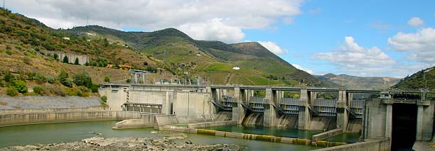istock Dam on the Douro, Portugal 585607130