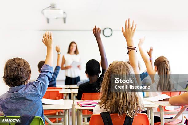 Schulkinder Im Klassenzimmer Stockfoto und mehr Bilder von Klassenzimmer - Klassenzimmer, Kind, Hand heben