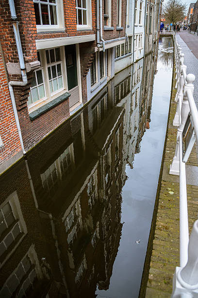 좁은 네덜란드 운하 - delft europe spring old town 뉴스 사진 이미지