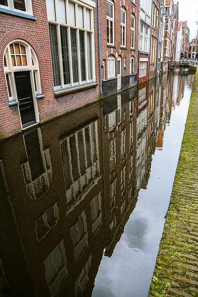 reflexiones en canal - delft europe spring old town fotografías e imágenes de stock