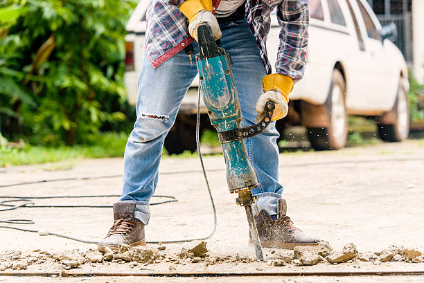 lavoratori con calcestruzzo demolitore elettrico - neumatic foto e immagini stock