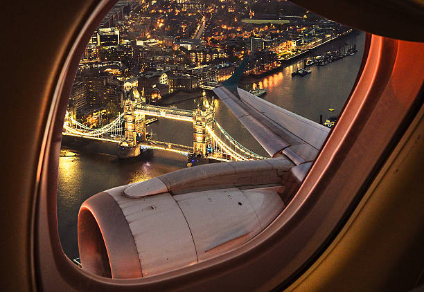 런던 구름다리 공중 보기 둥근 창 - airplane porthole 뉴스 사진 이미지