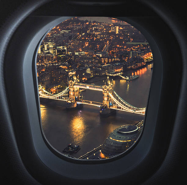 london bridge vista aérea da janela - flying uk england international landmark - fotografias e filmes do acervo