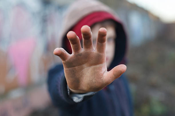 impresionante retrato de un niño pequeño mano, sucios a personas sin hogar - fugitive fotografías e imágenes de stock