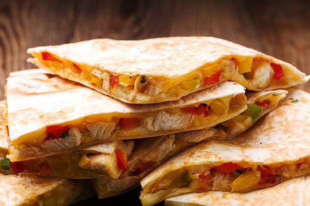 퀘사딜라 (치킨 베비캐럿, 구아카몰 또는 살사 소스를. - quesadilla chicken mexican cuisine cheese 뉴스 사진 이미지