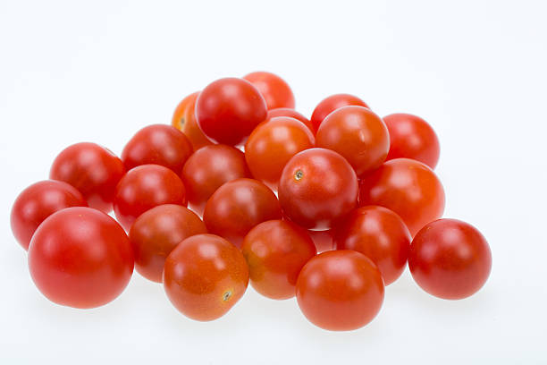 свежие спелые помидоры черри  - heirloom cherry tomato стоковые фото и изображения