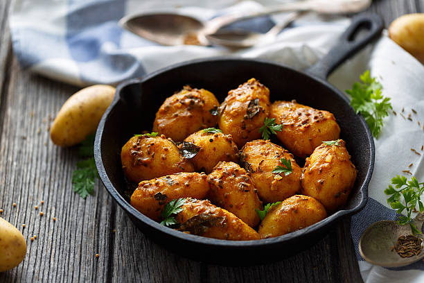bombay potatoes - indian culture spice cooking herb imagens e fotografias de stock