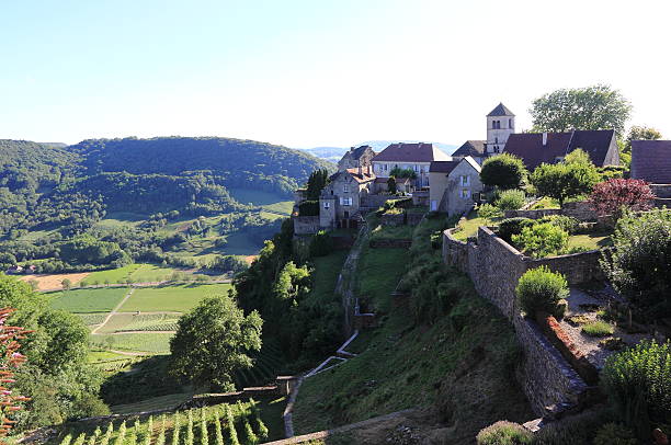 schloss-chalon, dorf jura - burgund frankreich stock-fotos und bilder