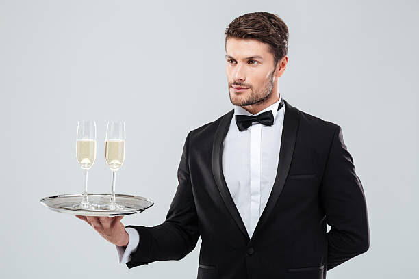 mayordomo sosteniendo bandeja de plata con dos copas de champán - waiter butler champagne tray fotografías e imágenes de stock