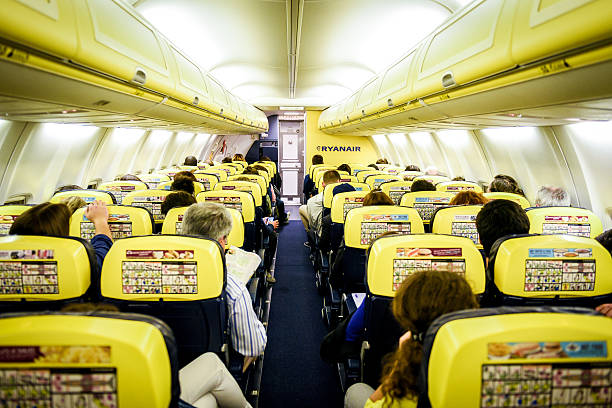 라이언에어의 재능에 앉아 있는 사람들 - commercial airplane finance airplane private airplane 뉴스 사진 이미지