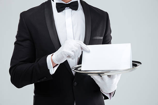 タキシードのバトラーとトレイに空白のカードを�持つ手袋 - butler domestic staff waiter tuxedo ストックフォトと画像