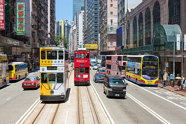 гонконг трамвай  - hong kong billboard asia china стоковые фото и изображения