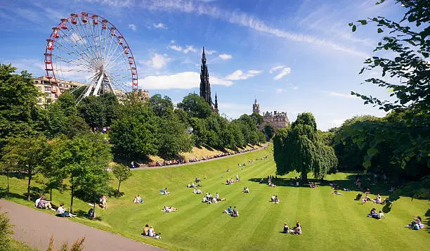 Photo of Edinburgh during warm summer weather