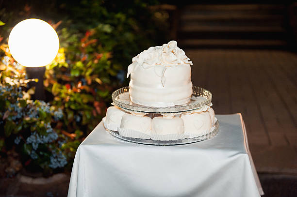 美しい美味しいホワイトのウェディングケーキ - cake yellow sweet food banquet ストックフォトと画像