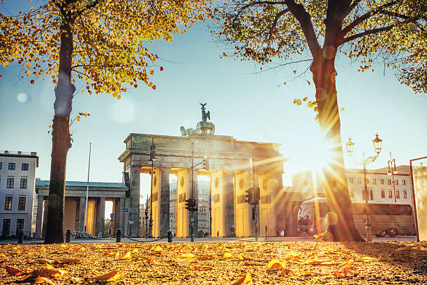 nascer do sol em brandenburger tor em berlim no outono dourado - brandenburg gate berlin germany gate germany - fotografias e filmes do acervo