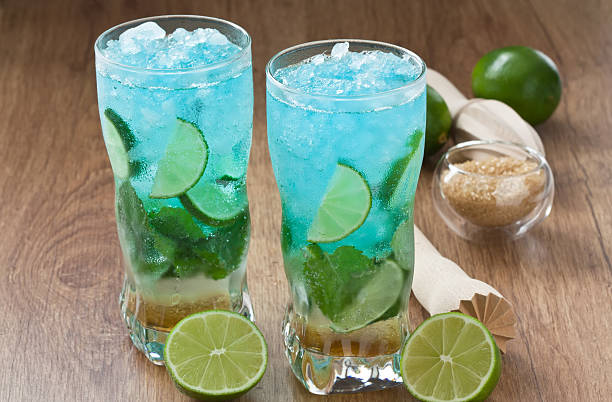 blau cocktail mojito - fruchtgarnierung stock-fotos und bilder