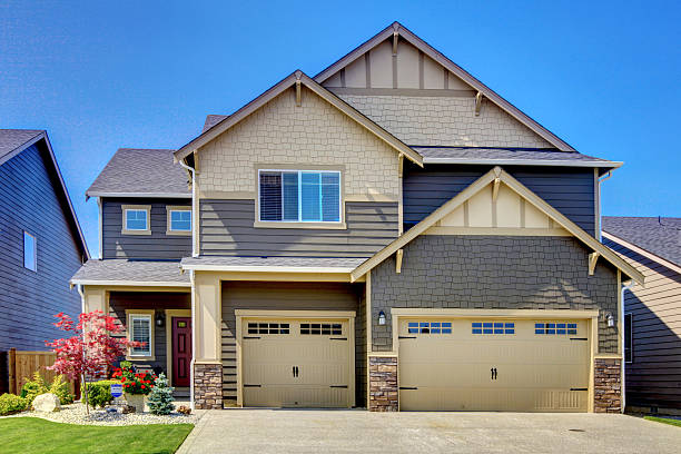 istock Luxurious modern house with two garage spaces and driveway. 585779378