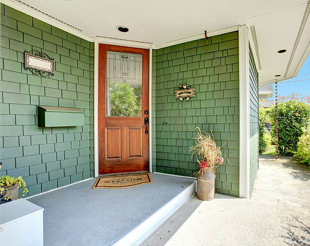 porche delantero y puerta de la casa verde. - front porch fotografías e imágenes de stock