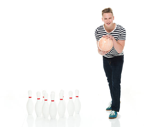 sorridente uomo con palla da bowling - bowling ten pin bowling male sportsman foto e immagini stock