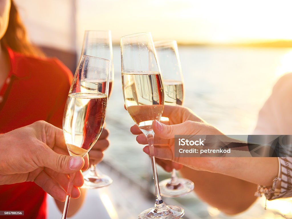 Amigos felices con copas de champán en yate. Vacaciones, trav - Foto de stock de Champán libre de derechos