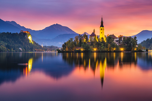 amanecer hermoso, multicolor sobre un lago alpestre sangrado en Eslovenia photo