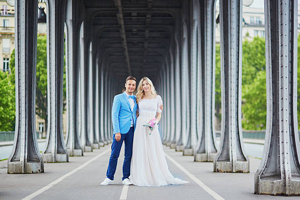 appena sposata coppia a parigi, francia - honeymoon wedding paris france bride foto e immagini stock