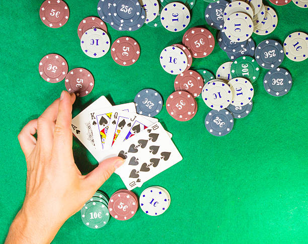 les mains masculines avec des cartes dans le casino - gambling chip green stack gambling photos et images de collection