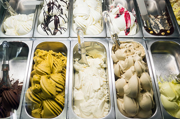 gelato in gelateria italiana - ice cream parlor ice cream dessert italian culture foto e immagini stock