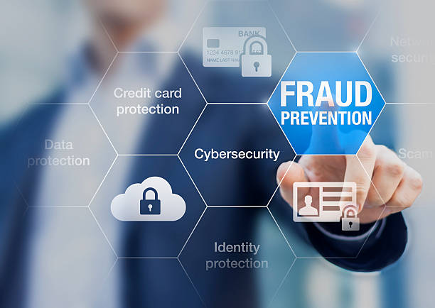 botão de prevenção de fraudes, conceito sobre segurança cibernética e proteção de cartão de crédito - computer hacker identity security stealing - fotografias e filmes do acervo