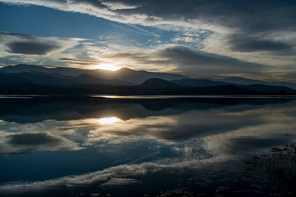 puesta de sol sobre el lago  - reflection on the water fotografías e imágenes de stock