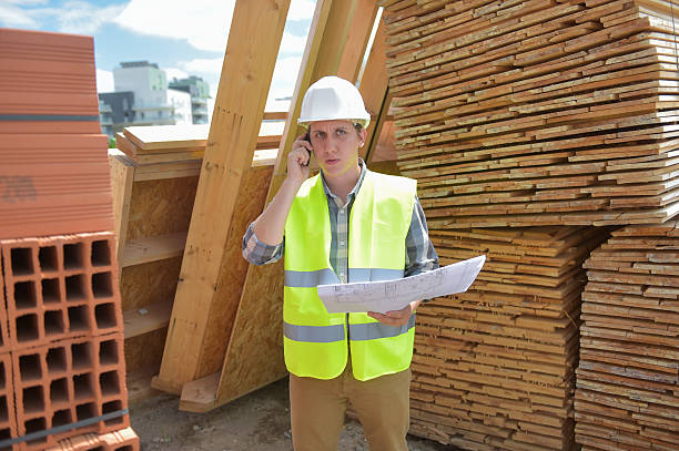 capataz usando walkie-talkie no canteiro de obras - life jacket equipment safety jacket - fotografias e filmes do acervo