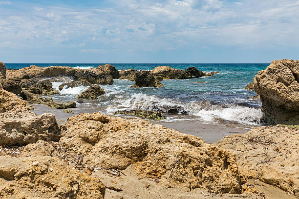 打ち寄せる波は、ビーチでストーニー - cyprus paphos storm sea ストックフォトと画像