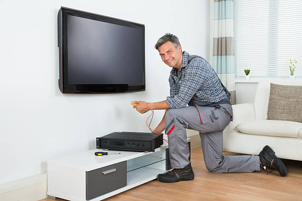 technicien installant le décodeur tv à la maison - tv box photos et images de collection