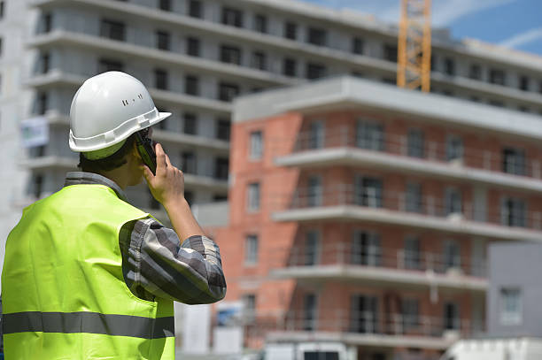 capataz usando walkie-talkie no canteiro de obras - life jacket equipment safety jacket - fotografias e filmes do acervo