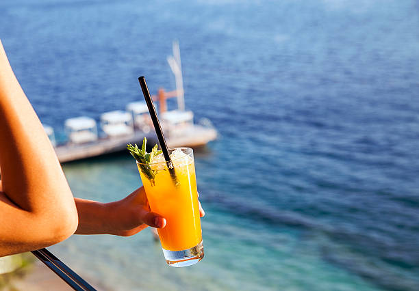 istock drink and summer holiday 585810592