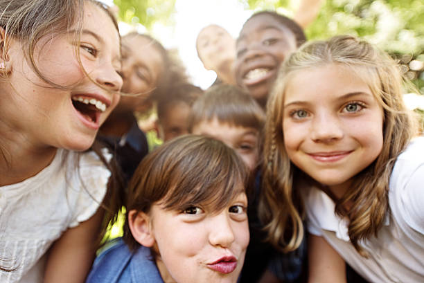 selfie de los niños de la escuela - elementary student child laughing group of people fotografías e imágenes de stock