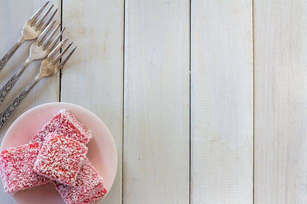 pink lamingtons d’en haut - lamingtons photos et images de collection