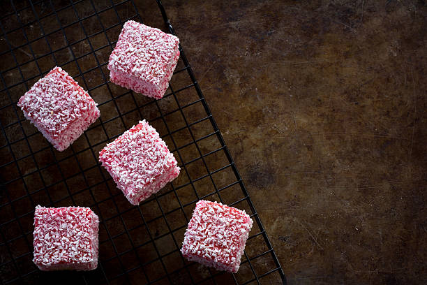 lamingtons roses rustiques d’au-dessus de l’espace de copie - lamingtons photos et images de collection