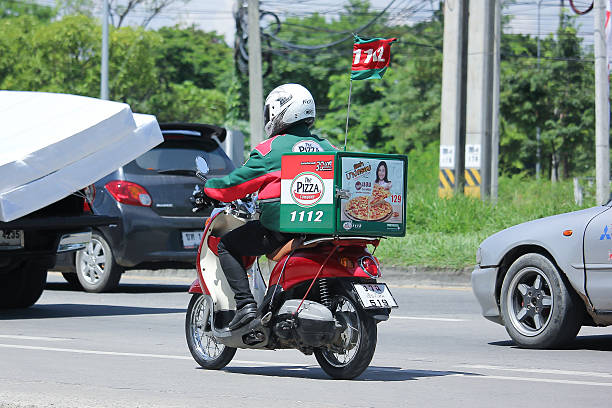 delivery service man ride a motercycle - pizza hut asia pizza restaurant imagens e fotografias de stock